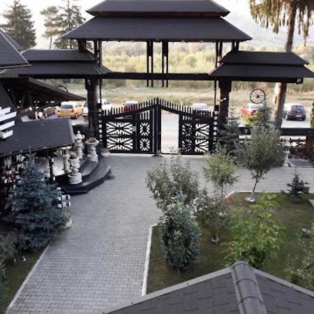 Hotel Complex Lions Bucovina Woronetz Exterior foto